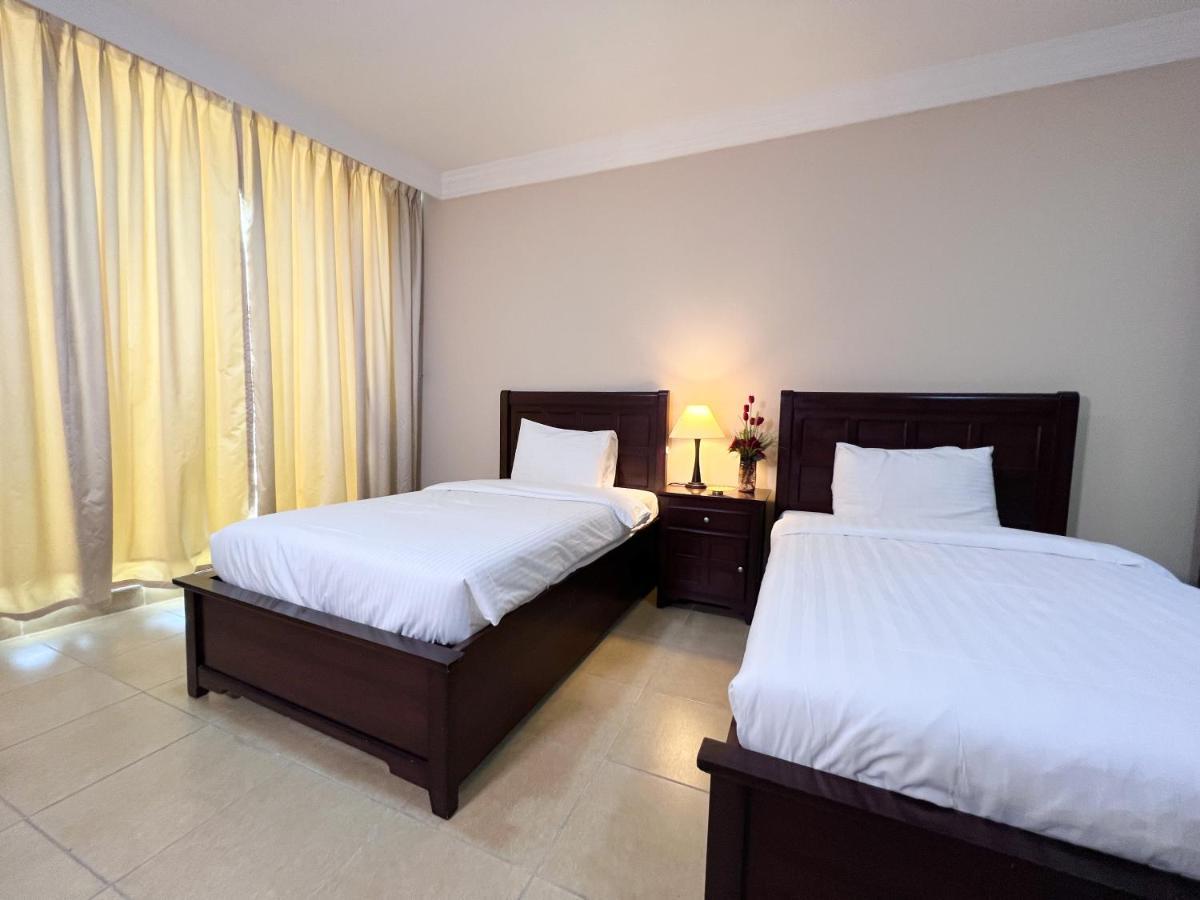 Amt Mena Aparthotel Доха Екстериор снимка
