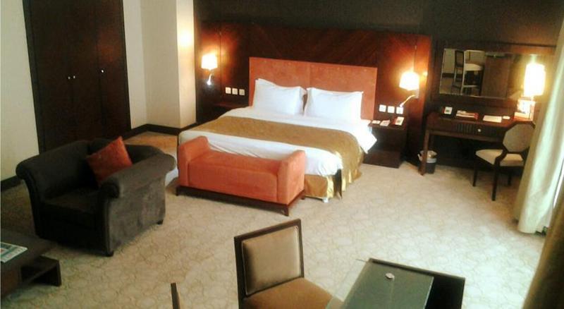 Amt Mena Aparthotel Доха Екстериор снимка